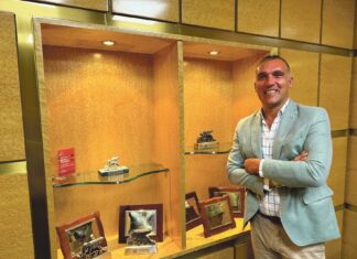 Asesoramiento neutral, profesional y continuo: la clave que ha convertido a J&J Seguros en una de las mejores agencias Generali de España Juan José Ramos posa junto a los reconocimientos y premios recibidos por su agencia J&J Seguros Generali