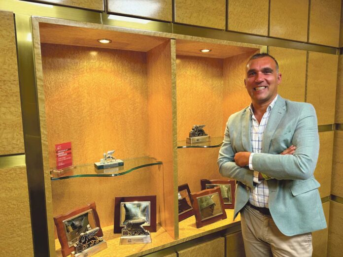 Juan-José-Ramos-posa-junto-a-los-reconocimientos-y-premios-recibidos-por-su-agencia Juan José Ramos posa junto a los reconocimientos y premios recibidos por su agencia J&J Seguros Generali