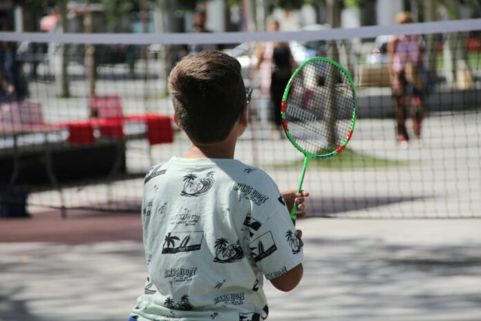 Niño jugando a bádminton esta mañana de miércoles 28 de agosto Niño jugando a bádminton esta mañana de miércoles 28 de agosto