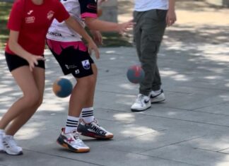 Niños jugando a balonmano en el Parque de los Jardinillos