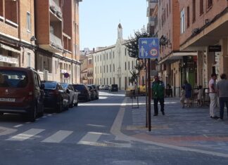 (Galería) Reabierta la calle Mayor Antigua de Palencia, adornada con un jardín vertical