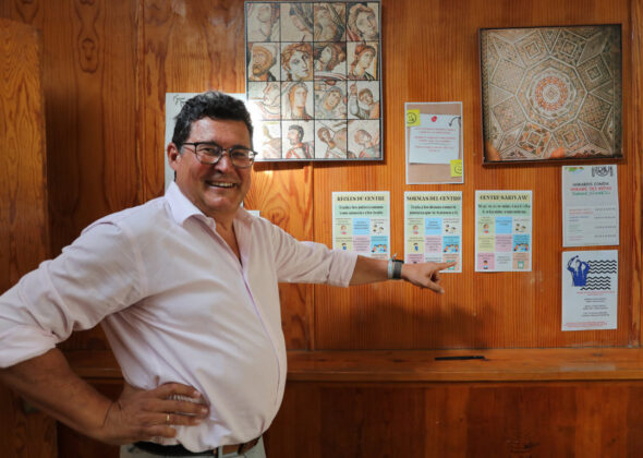 Subsaharianos de Mali y Senegal en el centro Barnabitas de Palencia, gestionado por la orden San Juan de Dios, comienzan su integraci&oacute;n, en la imagen el director de la orden Mariano Cort&eacute;s muestra los carteles informativos en tres idiomas: castellano, franc&eacute;s y wolof