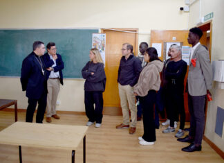 El obispo de Palencia visita el colegio de los Barnabitas para conocer el día a día de los 90 migrantes africanos acogidos El obispo de Palencia visita el colegio de los Barnabitas para conocer el día a día de los 90 migrantes africanos acogidos