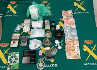 200 gramos de cocaína, 300 gramos de hachís, tres básculas de precisión y 790 euros en efectivo