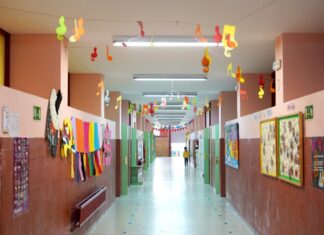 PGC 2026- Educación dedicaría 73,3 millones a la construcción, ampliación y obras en centros de Secundaria y FP y 36,5 millones a Infantil y Primaria Alumno en el pasillo de un colegio