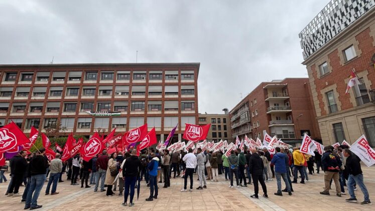 Concentraci&oacute;n de CCOO y UGT en Palencia para exigir la reducci&oacute;n de la jornada laboral