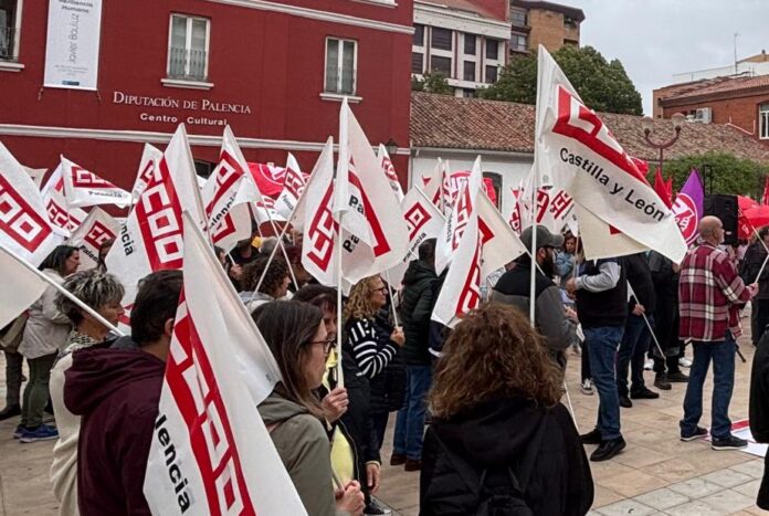 Concentración de CCOO y UGT en Palencia para exigir la reducción de la jornada laboral Imagen de una concentración de CCOO y UGT en Palencia.