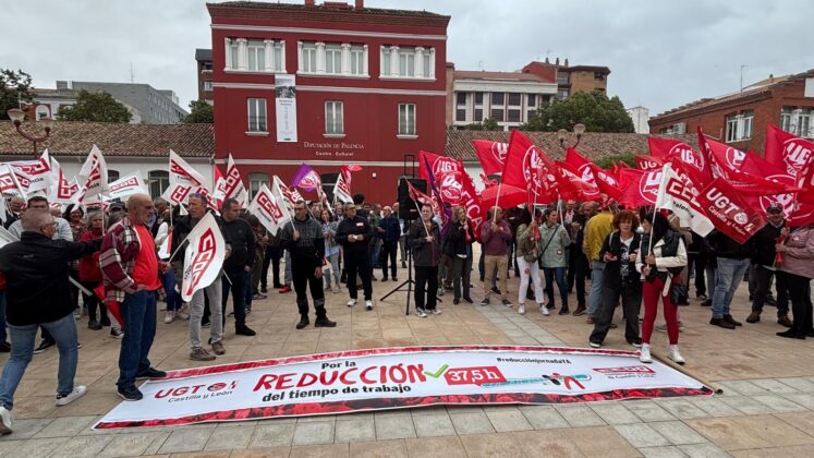 Concentraci&oacute;n de CCOO y UGT en Palencia para exigir la reducci&oacute;n de la jornada laboral