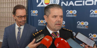 El-subdelegado-del-Gobierno-accidental,-Luis-Landa-(izda),-y-el-comisario-jefe-provincial,-Honorio-Pérez-Pablos