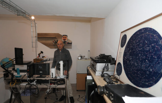 Javier Trece&ntilde;o en su observatorio astron&oacute;mico en Marcilla de Campos