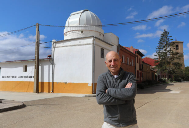 Javier Trece&ntilde;o junto a su observatorio astron&oacute;mico en Marcilla de Campos