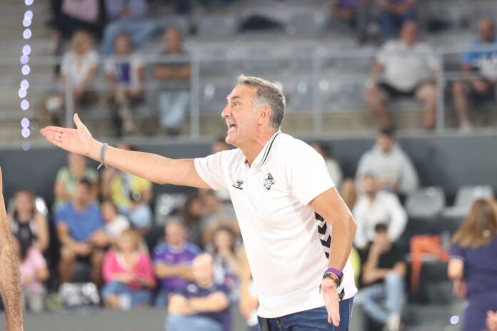 Luis Guil en el partido ante Oviedo. / @fotografiardiaz
