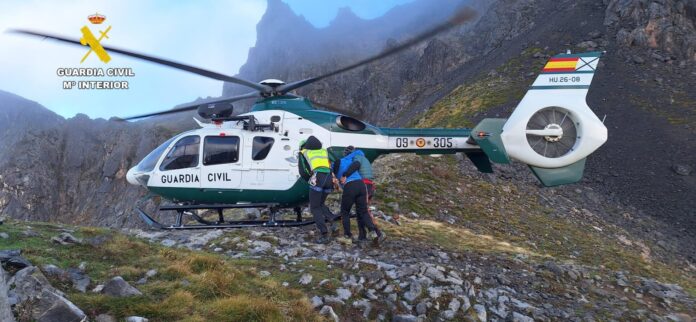 Rescate de un montañero lesionado en un tobillo cerca del refugio de Collado Jermoso (León)