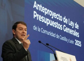 El presidente de la Junta de Castilla y León, Alfonso Fernández Mañueco, comparece en rueda de prensa para presentar el anteproyecto de Ley de Presupuestos Generales de la Comunidad de Castilla y León para el año 2025. / ICAL