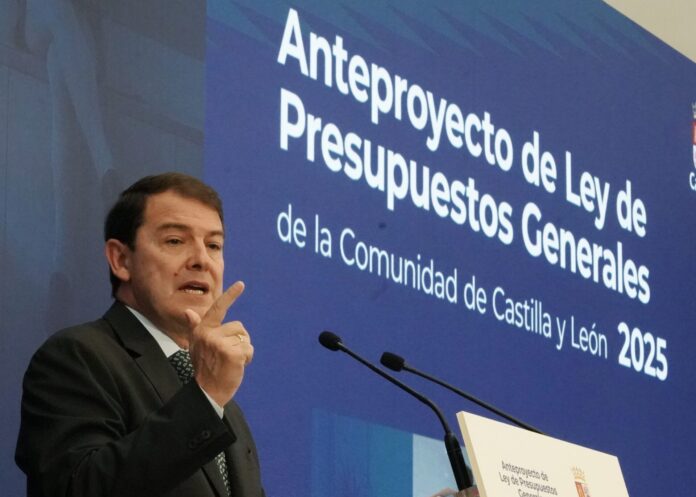 El presidente de la Junta de Castilla y León, Alfonso Fernández Mañueco, comparece en rueda de prensa para presentar el anteproyecto de Ley de Presupuestos Generales de la Comunidad de Castilla y León para el año 2025. / ICAL