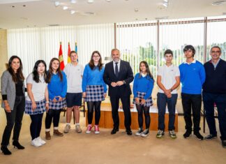 Pollán recibe a los alumnos y profesores del Colegio Santo Ángel de Palencia tras ganar el Premio Valores Democráticos