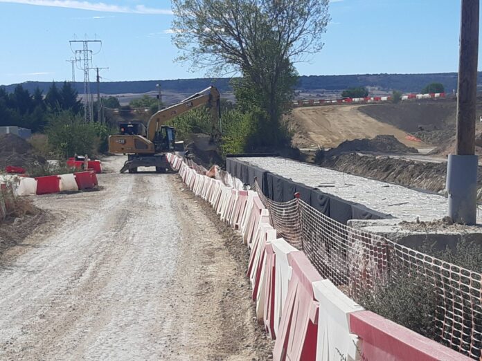 Las obras llevan aparejadas actuaciones para asegurar la continuidad de cursos de agua y caminos sin que afecten a las líneas ferroviarias.