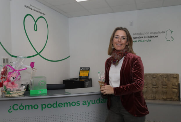 Foto Br&aacute;gimo - La psic&oacute;loga Elena L&oacute;pez, paciente de c&aacute;ncer de mama, en la sede de la AECC en Palencia