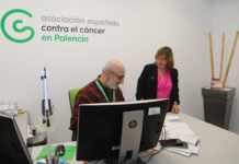 Rosa María Andrés, presidenta de la AECC en Palencia conversa con, Carlos Prieto, un compañero de trabajo