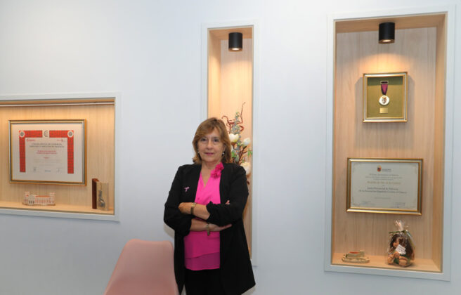Br&aacute;gimo - Rosa Mar&iacute;a Andr&eacute;s, presidenta de la AECC en Palencia junto a algunas de la distinciones otorgadas a la asociaci&oacute;n