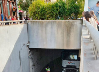 Imágenes: Un camión queda atascado en el túnel de la plaza Pío XII en Palencia
