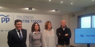 Carlos Fernández Carriedo, Mercedes Cófreces, Ángeles Armisén y Luis Calderón, tras una rueda de prensa. / Óscar Herrero