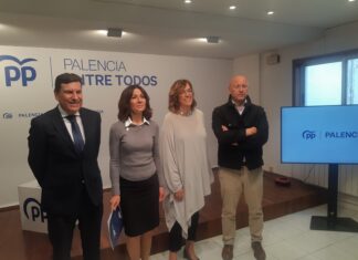 Carlos Fernández Carriedo, Mercedes Cófreces, Ángeles Armisén y Luis Calderón, tras una rueda de prensa. / Óscar Herrero