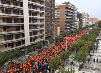 (Galería) La lluvia no diluye la marea naranja de Palencia contra el cáncer