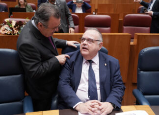 El PSOE ve “pasividad” y “lamento” para atajar la falta de médicos y Sanidad cree que sus críticas ahuyentan a los profesionales Pleno de las Cortes - Consejero de Sanidad ICAL