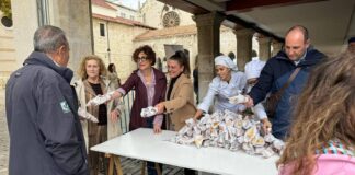 Reparto de fabiolines en PALENCIA - Día Mundial del Pan.jpeg