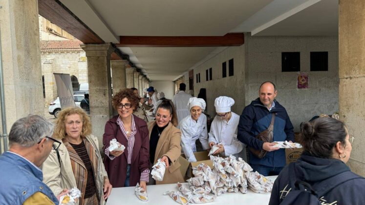 Reparto de fabiolines en PALENCIA - D&iacute;a Mundial del Pan.jpeg