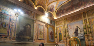 La guía turística Ana Santoyo en la presentación de la Sala 115 del Museo del Turismo