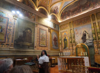 La guía turística Ana Santoyo en la presentación de la Sala 115 del Museo del Turismo