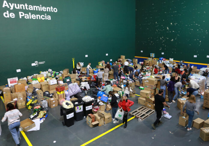 Voluntarios palentinos clasifican y paletizan las donaciones para enviar a Valencia