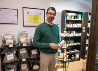 Hongos milagrosos para combatir los dolores reumatoides Raúl Fraile, especialista en hongos medicinales, divulgador micológico y gerente de MundoReishi