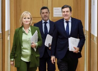 Luz verde al Programa Territorial de Fomento para Tierra de Campos 2024-2031 con 63,1 millones El consejero de Economía y Hacienda y portavoz, Carlos Fernández Carriedo, y la consejera de Industria, Comercio y Empleo, Leticia García