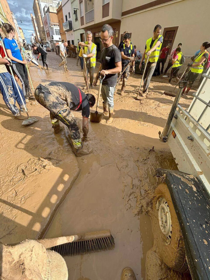 Cinco bomberos de Segovia trabajan en la zona de la localidad valenciana de Alcudia realizando tareas de limpieza y rastreo de viviendas ICAL . Cinco bomberos de Segovia trabajan en la zona de la localidad valenciana de Alcudia realizando tareas de limpieza y rastreo de viviendas