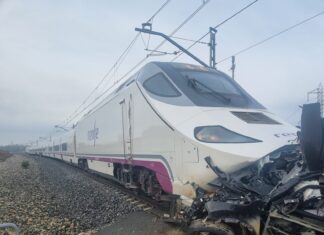 Dos fallecidos en una colisión entre un tren y un turismo en Husillos Al menos dos fallecidos en una colisión entre un tren y un turismo en Husillos