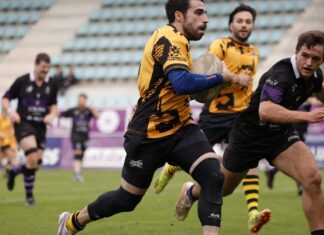Guille corre junto a un jugador charro en el partido celebrado ayer