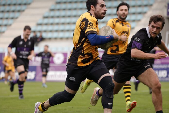 Guille corre junto a un jugador charro en el partido celebrado ayer Guille corre junto a un jugador charro en el partido celebrado ayer