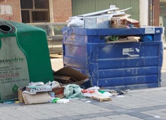 IU-Podemos denuncia acumulación de basura en las calles de Palencia Imagen de basura en la ciudad aportada por Izquierda Unida-Podemos en Palencia