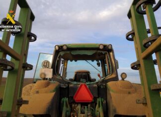 Lanza una piedra contra un tractor en Becerril y acaba investigado por tres delitos Investigada una persona por cometer tres delitos en Becerril