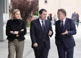 Mañueco aplaude el “comportamiento ejemplar” de los reyes ante la DANA y condena “todo tipo de violencia” tras la agresión al presidente del Gobierno El presidente de la Junta de Castilla y León, Alfonso Fernández Mañueco, interviene en un desayuno informativo de La Razón.