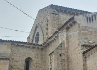 El Ayuntamiento de Palencia retirará la iluminación navideña de San Miguel tras “las críticas por los posibles daños” que pudieran ocasionar en el templo