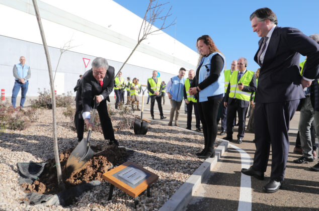 Br&aacute;gimo / ICAL . Inauguraci&oacute;n del nuevo Centro Log&iacute;stico de Yazaki en Palencia. El evento cuenta con la presencia de altos ejecutivos de Yazaki Europa, Medio Oriente y &Aacute;frica (Y-EMEA) y Nippon Express, as&iacute; como del embajador de Jap&oacute;n en Espa&ntilde;a, Takahiro Nakamae, y representantes de las autoridades locales y regionales, en la imagen el chairman Munenori Yamada (I) junto al embajador