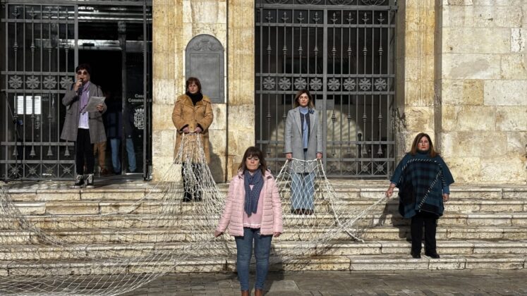 Manifiesto en conmemoraci&oacute;n del D&iacute;a Internacional contra la Violencia de G&eacute;nero en la Plaza Mayor de Palencia