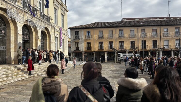 Manifiesto en conmemoraci&oacute;n del D&iacute;a Internacional contra la Violencia de G&eacute;nero en la Plaza Mayor de Palencia
