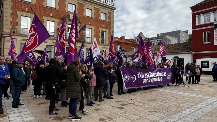 Manifiesto en conmemoraci&oacute;n del D&iacute;a Internacional contra la Violencia de G&eacute;nero en la Plaza de los Juzgados de Palencia