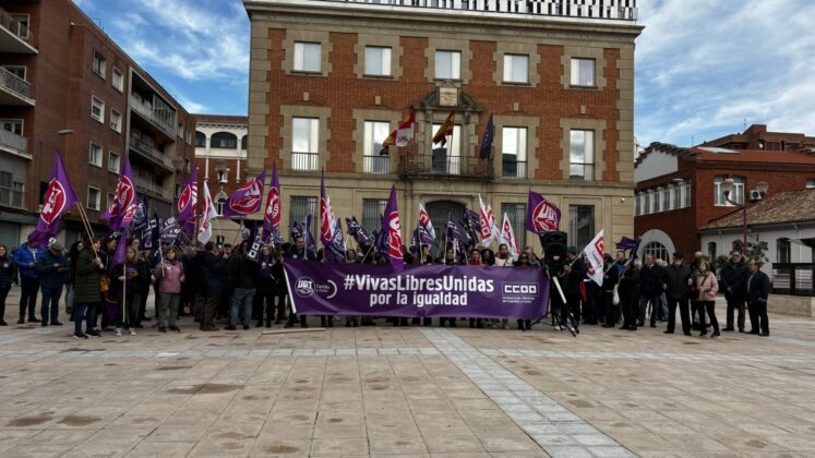 Manifiesto en conmemoraci&oacute;n del D&iacute;a Internacional contra la Violencia de G&eacute;nero en la Plaza de los Juzgados de Palencia