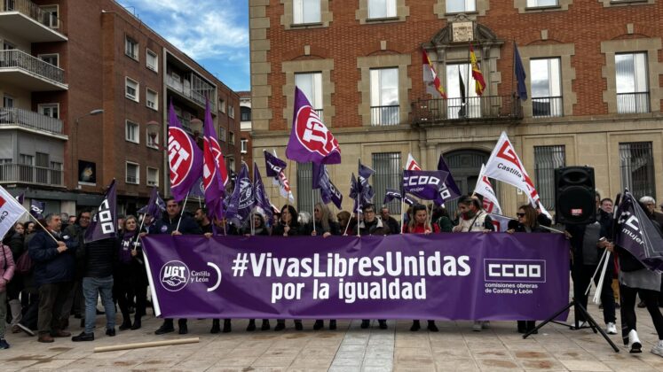 Manifiesto en conmemoraci&oacute;n del D&iacute;a Internacional contra la Violencia de G&eacute;nero en la Plaza de los Juzgados de Palencia